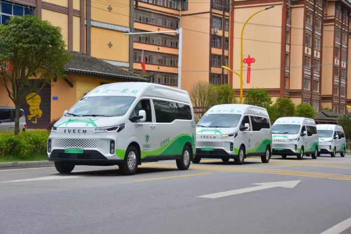 在車水馬龍的城市街道，或是蜿蜒曲折的鄉村小路，你是否曾渴望有一位無所不能的伙伴，既能帶你勇往直前，又能裝下生活的瑣碎與夢想？依維柯聚星，就是這樣一位超乎想象的存在，它可不只是一輛車，更像是一個裝滿驚喜的“哆啦A夢口袋