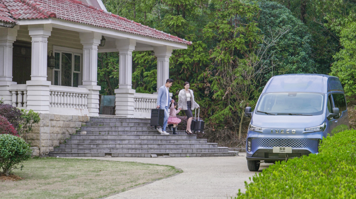 在車水馬龍的城市街道，或是蜿蜒曲折的鄉村小路，你是否曾渴望有一位無所不能的伙伴，既能帶你勇往直前，又能裝下生活的瑣碎與夢想？依維柯聚星，就是這樣一位超乎想象的存在，它可不只是一輛車，更像是一個裝滿驚喜的“哆啦A夢口袋