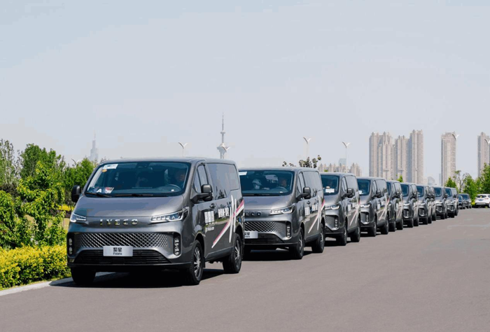 在車水馬龍的城市街道，或是蜿蜒曲折的鄉(xiāng)村小路，你是否曾渴望有一位無所不能的伙伴，既能帶你勇往直前，又能裝下生活的瑣碎與夢想？依維柯聚星，就是這樣一位超乎想象的存在，它可不只是一輛車，更像是一個(gè)裝滿驚喜的“哆啦A夢口袋