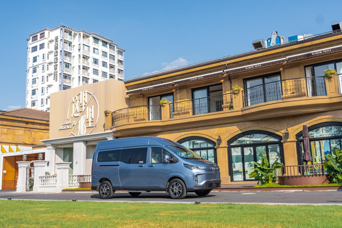 在車水馬龍的城市街道，或是蜿蜒曲折的鄉(xiāng)村小路，你是否曾渴望有一位無所不能的伙伴，既能帶你勇往直前，又能裝下生活的瑣碎與夢想？依維柯聚星，就是這樣一位超乎想象的存在，它可不只是一輛車，更像是一個(gè)裝滿驚喜的“哆啦A夢口袋