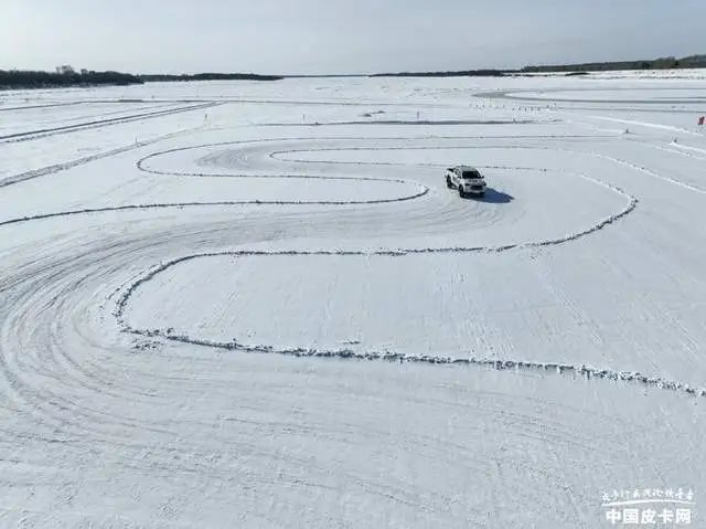 你是不是看到過一些性能車在冬季的冰雪或湖面上盡情漂移？有沒有想過，在銀裝素裹的冬日冰面上，駕駛著一輛皮卡盡情展現(xiàn)速度與激情？國內(nèi)在這方面一直鮮有企業(yè)能組織如此大型的冰雪活動，而我們特此為大家創(chuàng)造了一個機會，讓卡友們踏上北國冰雪試駕的末班車