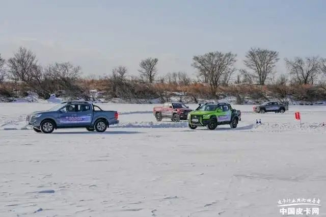 你是不是看到過一些性能車在冬季的冰雪或湖面上盡情漂移？有沒有想過，在銀裝素裹的冬日冰面上，駕駛著一輛皮卡盡情展現(xiàn)速度與激情？國內(nèi)在這方面一直鮮有企業(yè)能組織如此大型的冰雪活動，而我們特此為大家創(chuàng)造了一個機會，讓卡友們踏上北國冰雪試駕的末班車