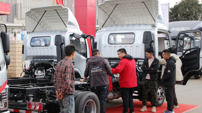 帥鈴作為江淮商用車的高端輕卡品牌，上市22年來一直處于全球及中國高端輕卡第一陣營，以品質及口碑暢銷五大洲132個國家，在世界舞臺代表中國高端輕卡與日系輕卡同臺競技，在多個國家占據(jù)銷量第一或前三，海外售價超過30萬人民幣，全球高端客戶超過60萬，其中出口比例接近一半