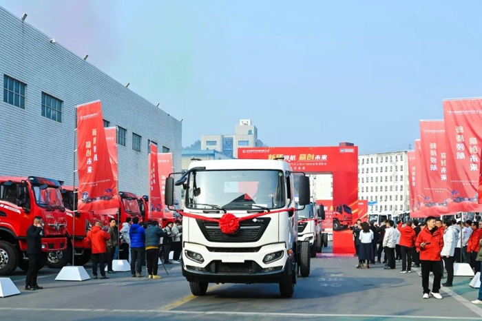 2月28日，東風(fēng)商用車有限公司在湖北十堰、山東東營分別開展批量交車儀式，以可靠、高效、智能的整體解決方案，為客戶降本增效提供強勁動力。