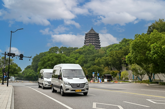 春啟京華，盛會啟幕。2025年3月4-5日，全國兩會于北京啟幕，宇通客車再次以高價值的產品與服務成為兩會交通保障的堅實力量。自首次參與兩會服務以來，宇通 T7 已穩健護航長達十年，以可靠的性能、安全的保障和貼心的服務，為兩會的順利進行保駕護航，不僅是兩會交通的重要支撐，更是中國高端制造實力與品質的生動詮釋