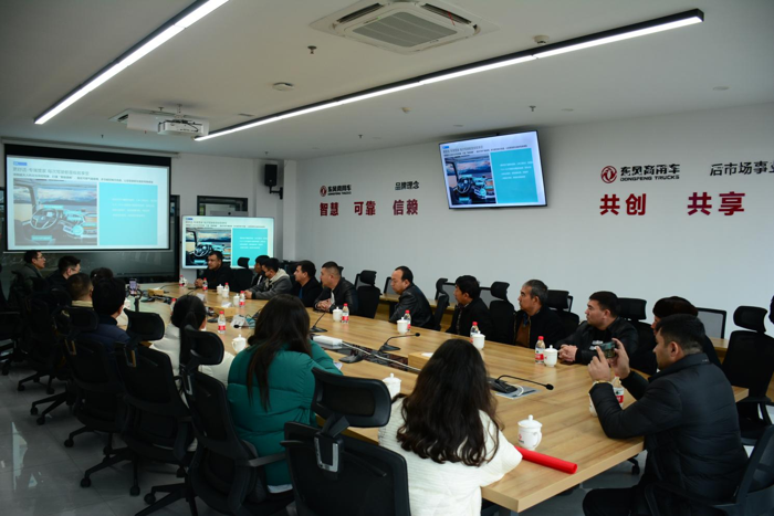 3月5日，在湖北十堰東風商用車品牌體驗中心，11臺身披紅色綢帶的東風天龍GX 高端燃氣牽引車順利交付新疆和田SL物流運輸有限公司。這是和田SL物流自2005年合作以來首次跨省赴東風大本營提車，也是東風天龍GX高端車系列深入西北干線物流市場的里程碑。和田SL物流運輸有限公司米熱阿卜杜拉·麥麥提敏一行人以及東風商用車有限公司營銷事業部營銷戰略部副部長朱暉、營銷事業部營銷戰略部首席師趙金宿共同出席，在“中國卡車之都”寫下高端裝備與疆棉外運雙向奔赴的新篇章