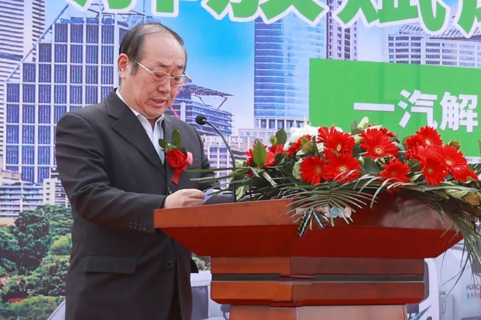 3月5日，一汽解放與新賓縣政府新能源示范縣揭牌暨交車啟動(dòng)儀式在遼寧撫順新賓縣隆重舉行。撫順市副市長(zhǎng)王金華，一汽解放黨委副書記、工會(huì)主席王浩，新賓縣副縣長(zhǎng)車少輝，遼寧華馳董事長(zhǎng)王立鋼出席儀式并致辭。撫順市、新賓縣有關(guān)領(lǐng)導(dǎo)，一汽解放特種裝備產(chǎn)品線、營(yíng)銷總部、新能源車產(chǎn)品線相關(guān)領(lǐng)導(dǎo)參加儀式