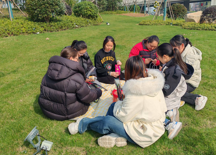 陽春三月，草長鶯飛，正是踏青賞春的好時節。為慶祝女神節，豐富卡嫂的業余生活，杭州環岳陜汽重卡無憂驛站于3月8日組織了一場別開生面的“春日踏青，甜蜜相約”草莓采摘活動，讓陜汽重卡的卡嫂在忙碌的工作之余，放松身心，感受大自然的饋贈