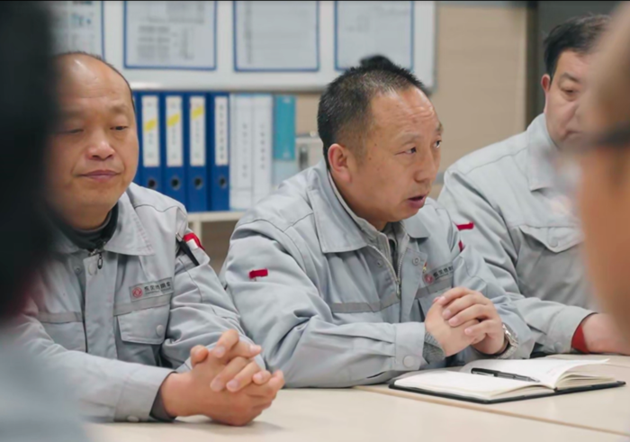 近日，東風(fēng)商用車有限公司整車工廠總裝檢測車間“王濤班”班長、特級技師、首席工種師、技能大師職工（勞模工匠）創(chuàng)新工作室領(lǐng)銜人王建清，作為十四屆全國人大代表，接受人民網(wǎng)“代表建議里的中國故事”欄目專訪，為萬千技能勞動者建言