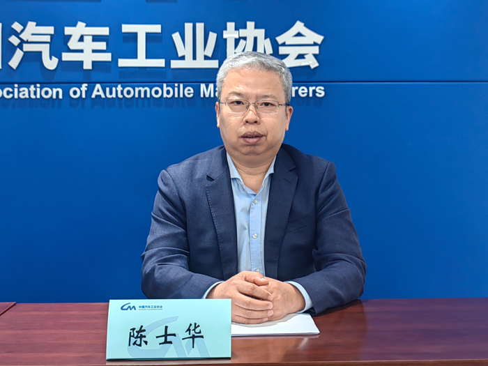 2025年3月11日下午，中國(guó)汽車工業(yè)協(xié)會(huì)信息發(fā)布會(huì)在北京召開(kāi)。本次發(fā)布會(huì)內(nèi)容主要包括2025年2月汽車產(chǎn)銷數(shù)據(jù)及經(jīng)濟(jì)運(yùn)行情況。中國(guó)汽車工業(yè)協(xié)會(huì)副秘書(shū)長(zhǎng)陳士華出席本次發(fā)布會(huì)。中國(guó)汽車工業(yè)協(xié)會(huì)專務(wù)副秘書(shū)長(zhǎng)許海東主持發(fā)布會(huì)。