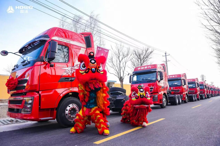 2025年3月15日，“500臺中國重汽豪沃子母車戰略簽約暨首批200臺交車儀式”在寧夏中衛隆重舉行！中國重汽與寧夏鑫晟強強聯手，以高效運營為核心，以安全可靠為保障，打造西北地區煤炭運輸新標桿，為區域經濟的可持續發展提供堅實支撐！