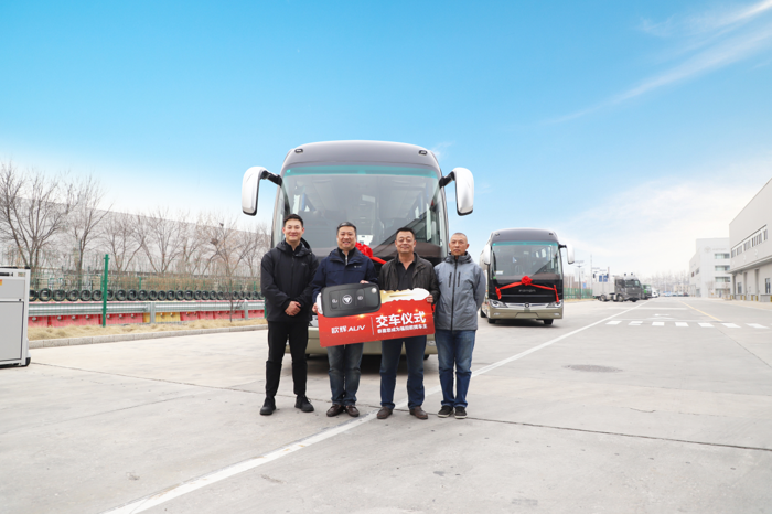 3月13日，福田歐輝&西安永昕交車儀式在北京市隆重舉行，福田歐輝向西安永昕汽車服務有限公司批量交付BJ6116城間客車。此次交付不僅彰顯了福田歐輝客車的品牌實力，更為西安及周邊地區文旅融合發展注入新動能，推動區域旅游經濟的繁榮發展。