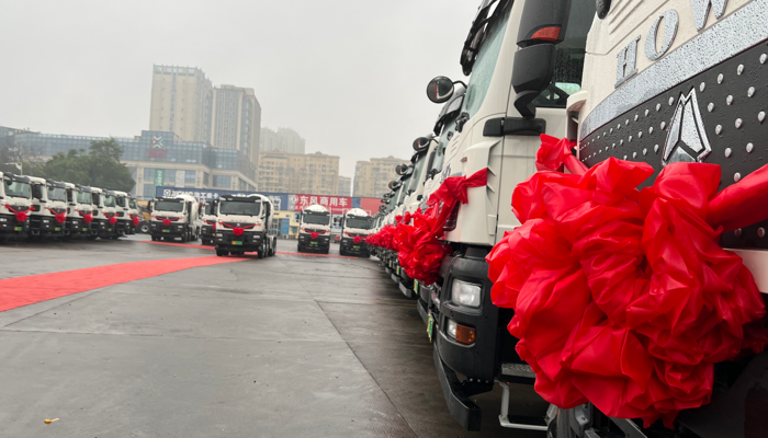 近日，一場意義非凡的交車儀式，為瀘州的綠色發展增添了濃墨重彩的一筆——中國重汽與瀘州發展能源投資有限公司攜手，成功交付首批30輛新能源商混攪拌車，以戰略眼光擘畫綠色未來。