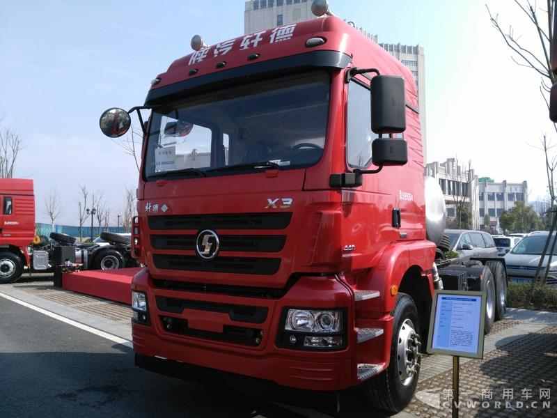 陜汽軒德3系6×4輕量化LNG牽引車