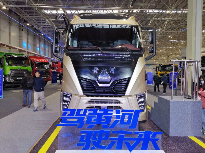 重汽黃河X7 4×2牽引車，搭載重汽MC13H發動機，國六