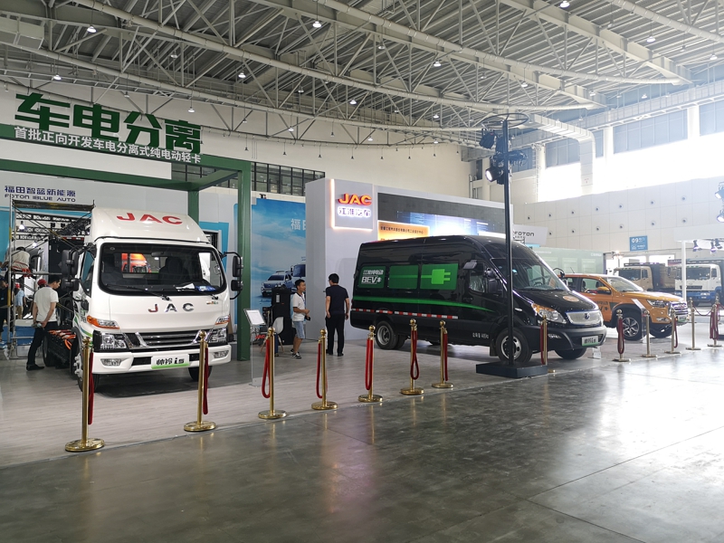 江淮汽車(chē)展出3款產(chǎn)品：帥鈴i5-車(chē)電分離式純電動(dòng)輕卡、帥鈴i5-R350純電動(dòng)輕客物流車(chē)、帥鈴i3-T330純電動(dòng)皮卡。其中，帥鈴i5-車(chē)電分離式純電動(dòng)輕卡很可能是本屆大會(huì)中唯一一款采用換電模式的純電動(dòng)輕卡。圖為江淮汽車(chē)展出三款車(chē)型