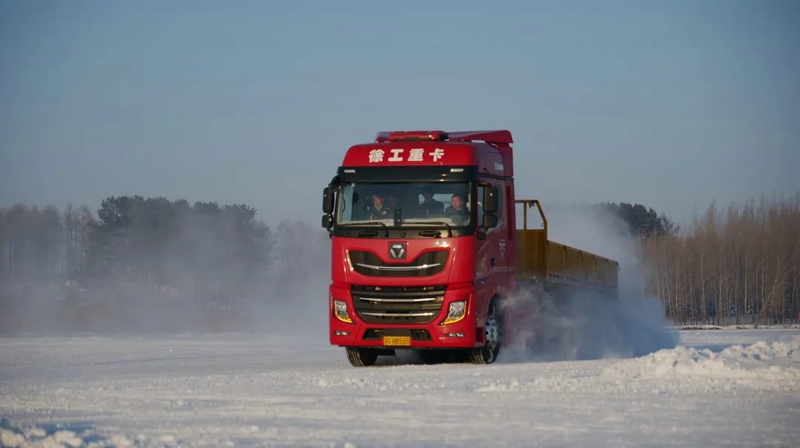 徐工漢風(fēng)P9牽引車油耗智能控制系統(tǒng)基于ADASIS地圖結(jié)合整車信息、巡航算法及控制策略實(shí)現(xiàn)預(yù)見性巡航（PCC），在駕乘過程中猶如智能領(lǐng)航員助您降低油耗。節(jié)油有方，創(chuàng)富無憂。